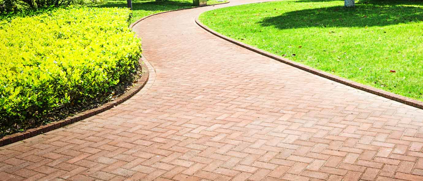 Nettoyage des extérieurs Roofwall Rhode Sint Genèse en Belgique : Nettoyage et traitement anti-mousse sur pavé, klinker, pierre bleue, muret, terrasse … Imperméabilisation hydrofuge klinker, pierre bleue, allée … RHODE SINT GENÈSE - RHODE SAINT GENÈSE : intervention en BELGIQUE: région Flamande, Wallonne et Bruxelles, Liège ….